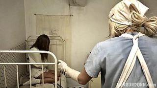 Врачиха в больнице заставляет молодую девушку сосать у доктора и трахаться с ним